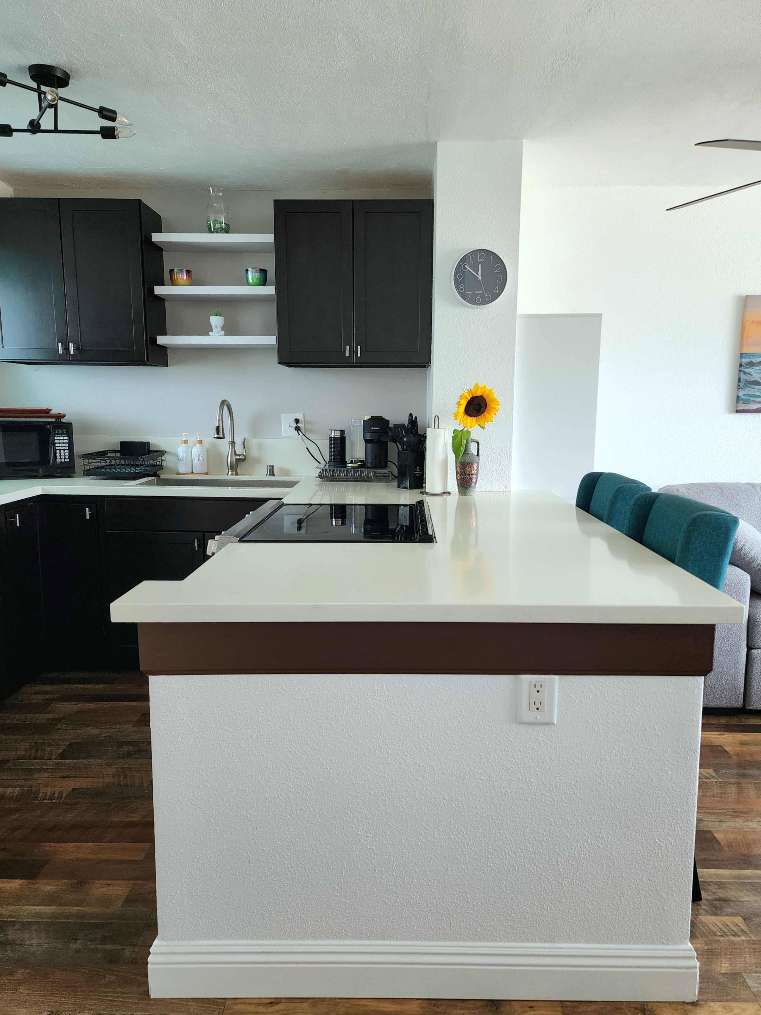 Scenic 2 BR Oasis w/Free Parking - Image 10