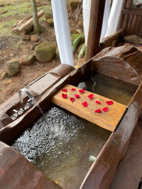 Guabiroba cabin with handmade hot tub