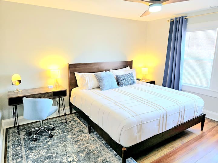 Chumba kikubwa cha kulala chenye kitanda aina ya king, kituo cha kazi/ubatili na kioo cha ukubwa kamili.  50" Smart TV na kifaa cha Roku ili kutiririsha vipendwa vyako vyote kitandani.  Maduka ya USB/Umeme yanapatikana kwenye meza na pasi/ubao wa kupiga pasi kwenye kabati.  