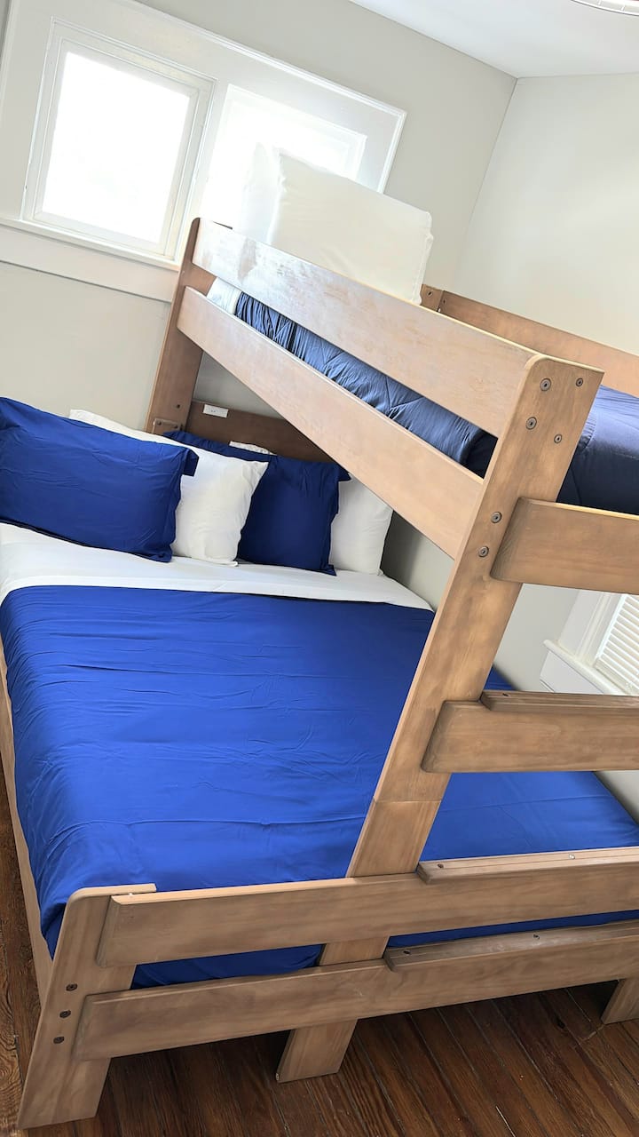 Kitanda cha mapacha juu ya kitanda cha Malkia hutoa nafasi kwa watu wazima au watoto.  