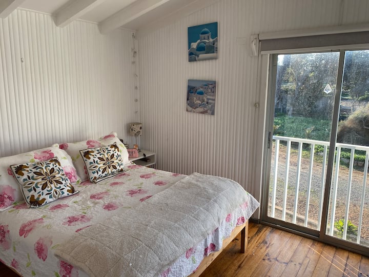 חדר מרווח, מואר היטב, שמש בבוקר, עם וילונות האפלה 