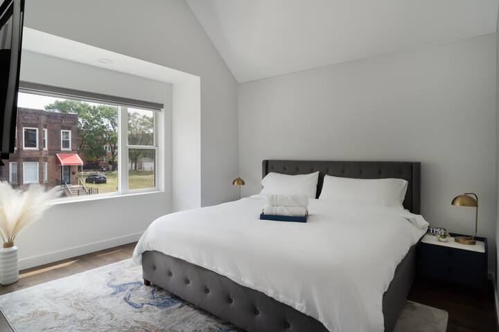 Smart Home King Bed Private Yard gallery image 5