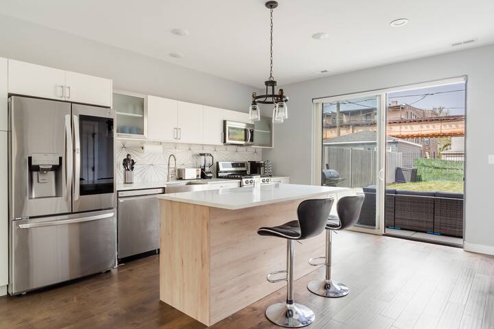 Smart Home King Bed Private Yard gallery image 2