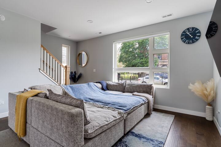 Smart Home King Bed Private Yard gallery image 3