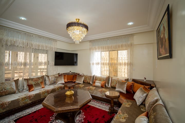 传统的摩洛哥起居室，配备电视，让您放松身心。