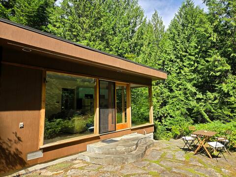 Woodland cabin in the Bluffs