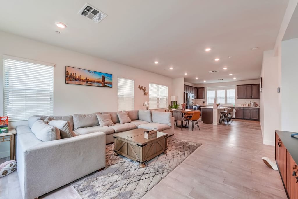 Airbnb 5 Mins Drive to Disneyland Cozy Home with 3B/3.5B