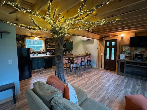 Top performing Airbnb: Piper•Hollow•Enchanted•Treehouse in Syracuse