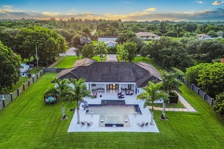 Luxe 5 BR Estate on 2.5 Acres with Saltwater Pool