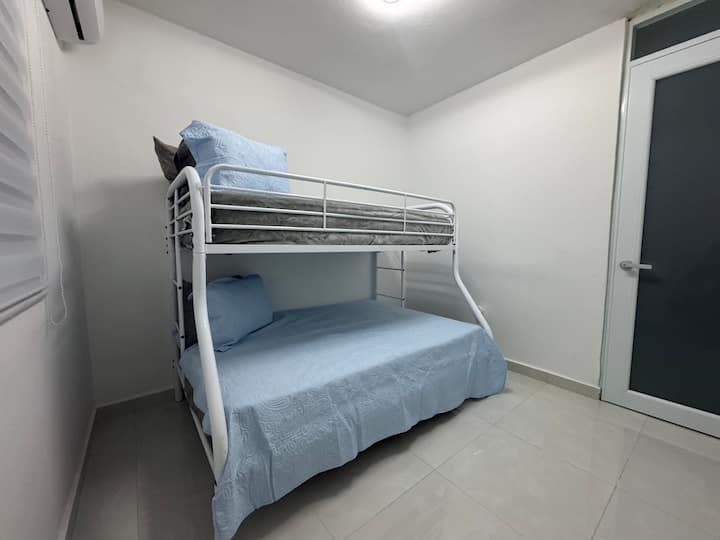 Целосна големина со двојна големина 

Ова е кревет на спрат со кревет во целосна големина на долниот дел и двоен кревет на горниот дел. Удобно може да се сместат до три лица — две на долниот и еден на горниот дел.