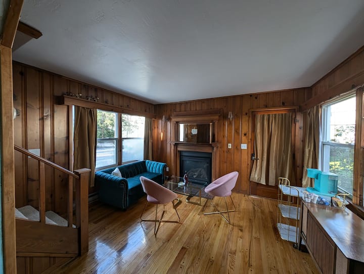 Fantastic King Bed Suite- Dolly Inspired Unit! - Sturgeon Bay, WI