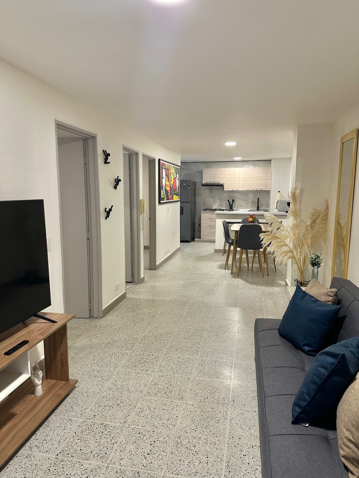 Comodo sofa cama, con smart tv con cuentas de Netlix, HBO MAX y Disney Plus, tambien cuenta con juegos de mesa para que juegues con tus amigos y familia