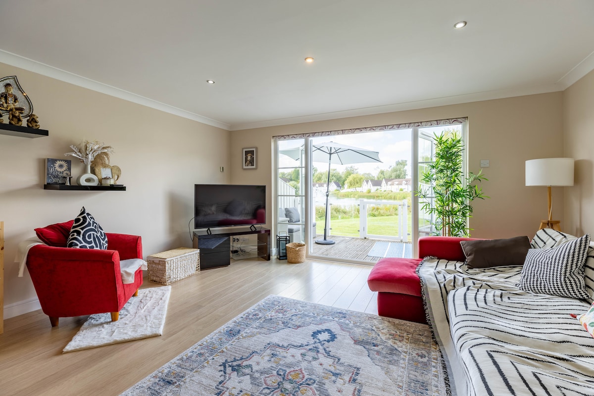 Successful Airbnb property: Rose Lake View-Cotswolds Lakeside Home,Cirencester in South Cerney
