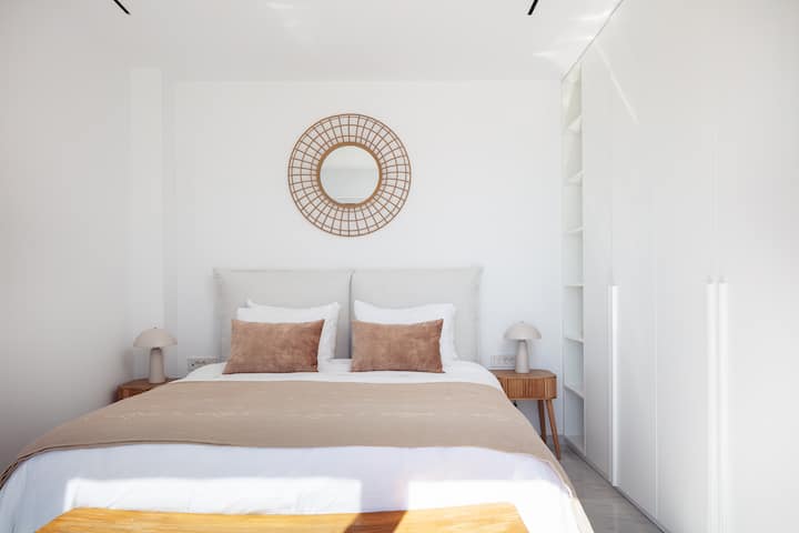 El segundo dormitorio cuenta con una cama tamaño king (1,80 x 2,00), que se puede formar en dos camas individuales, a pedido.