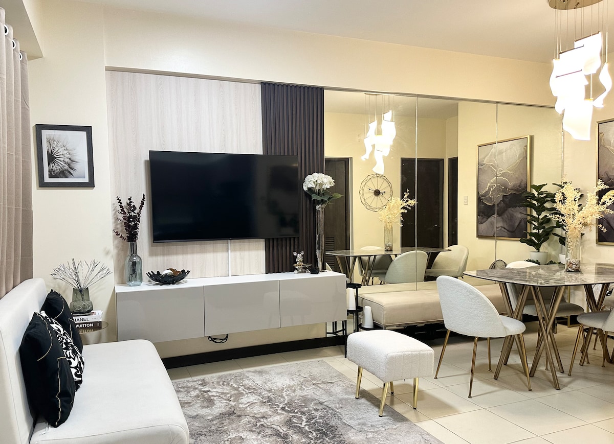 Obývacia izba je vybavená rozkladacou pohovkou 
55-palcováinteligentná televízia - Netflix, Youtube , Disney 