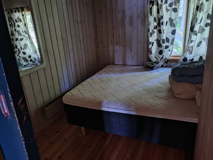 Krevat dopio me jastëkë dhe jorganë. Në dollap do të gjesh shtroja krevati dhe peshqirë. 