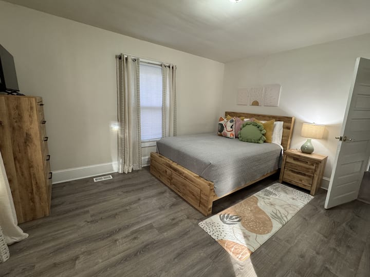 تتميز غرفة النوم 2 بمرتبة فاخرة وداعمة من MattressGrove وسرير كبير وخزانة ملابس طويلة، بالإضافة إلى خزانة ملابس مع شماعات ورف للأمتعة 