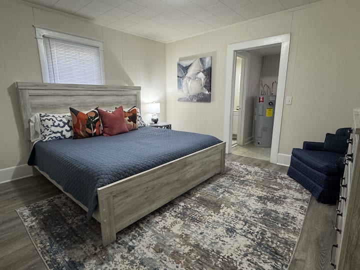 يوفر السرير الكبير ومرتبة MattressGrove الفاخرة نومًا مريحًا، مع حمام صغير مجاور.