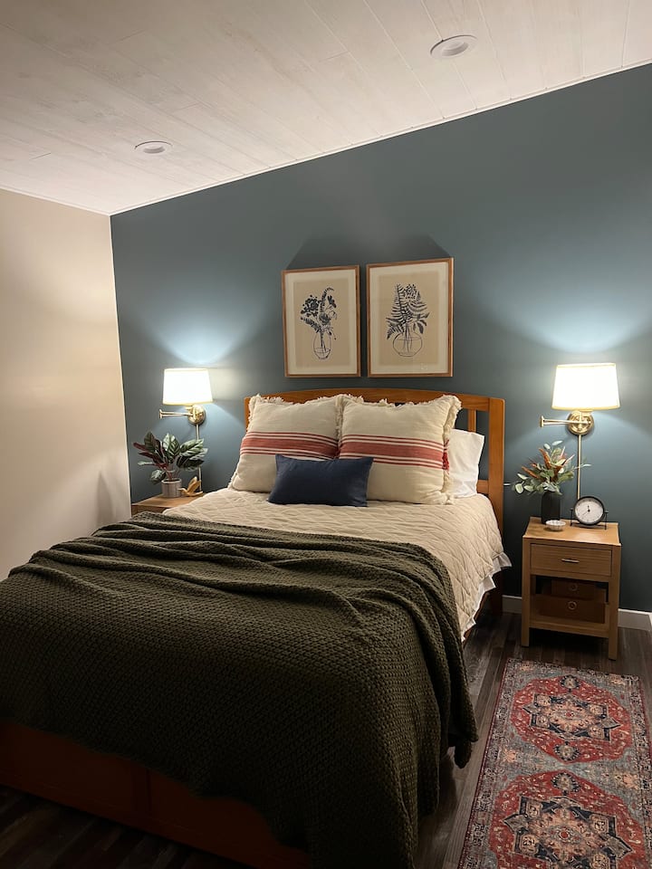 Chumba cha kulala cha Queen Primary kilicho na kitanda cha XL Twin Trundle 