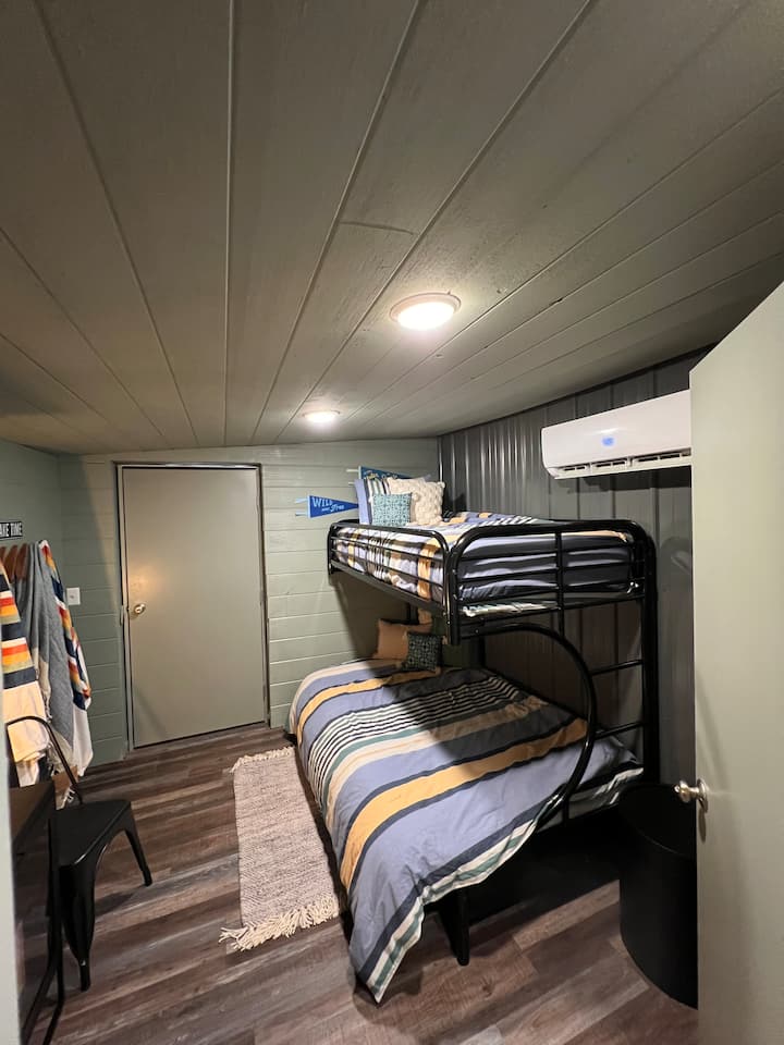 Chumba cha Bunk ni sehemu yenye starehe, yenye mandhari ya jasura iliyo na bafu lake la nusu na mlango wa nje wa kujitegemea nje ya baraza/shimo la moto. Nzuri sana kwa watoto au vijana. Kumbuka: Ufikiaji wa nje pekee-si bora kwa watoto wadogo wanaolala peke yao.