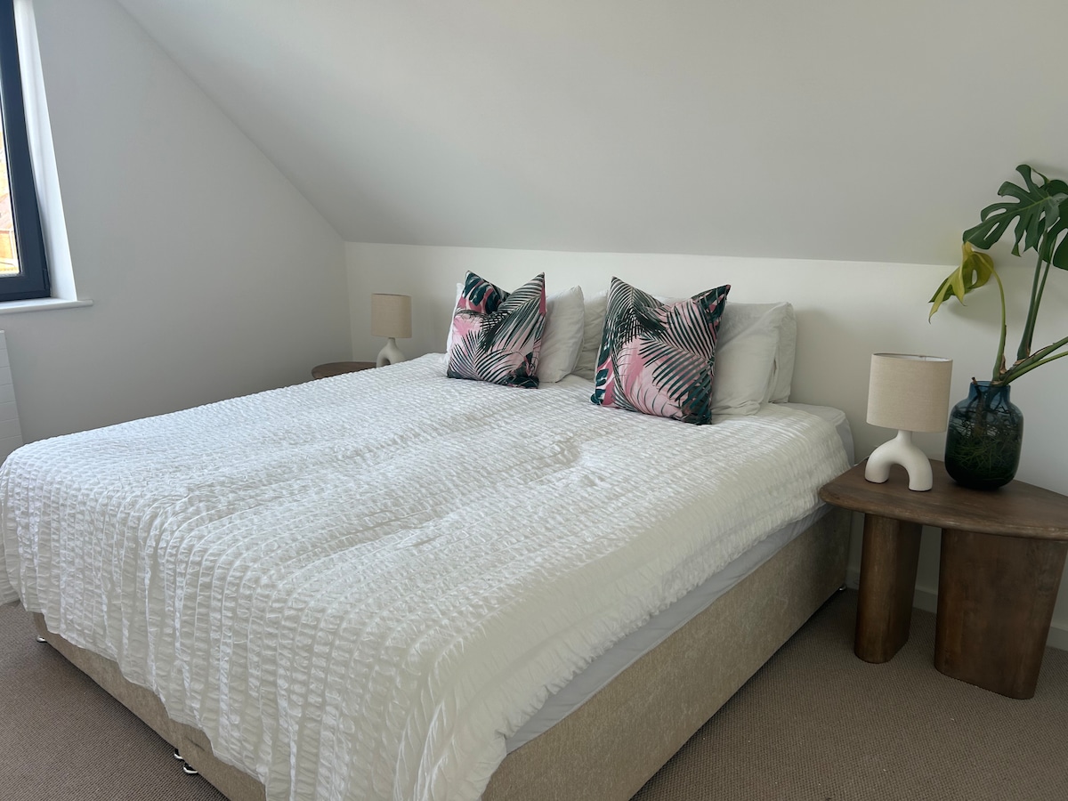 Le lit super king size peut être divisé en lits jumeaux si nécessaire. 