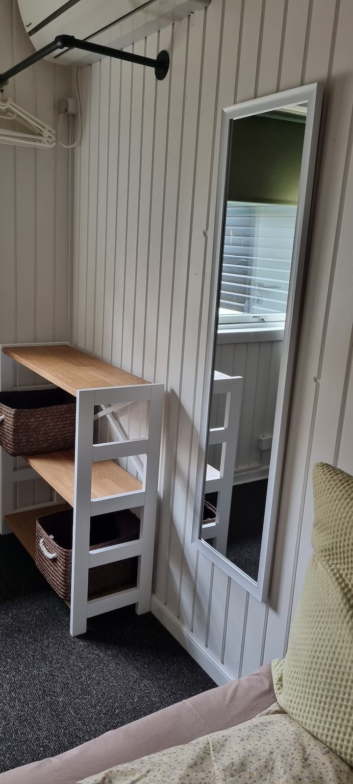 Miroir et rangement pour les vêtements 