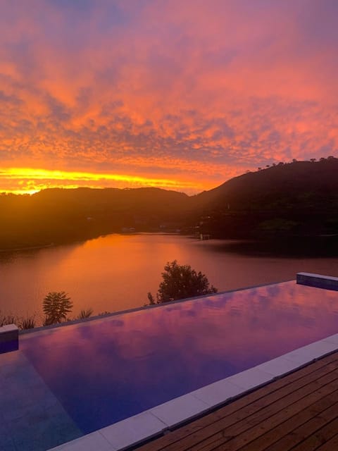 Casa no monte vista para o lago.