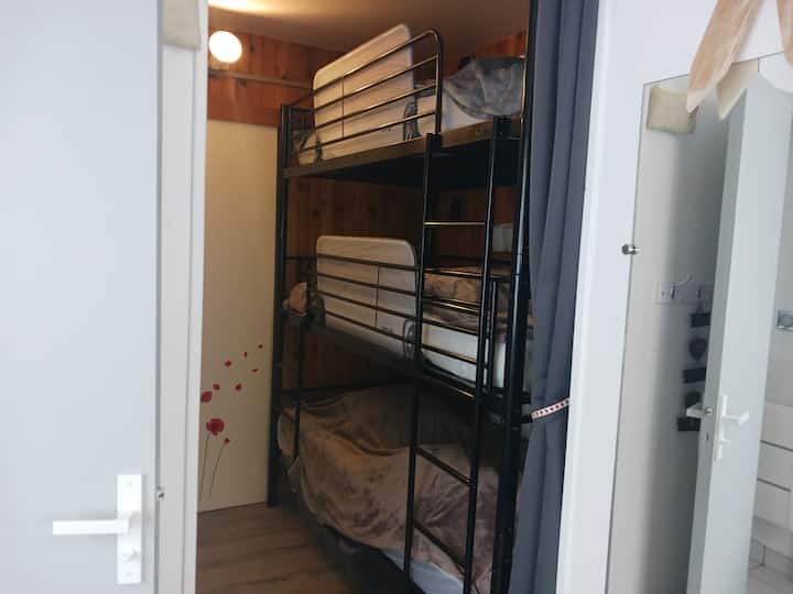 - Barreiras dobráveis em cada cama.
- berço de viagem + trocador que se encaixa na parte superior + adaptador para montar o colchão do bebê.
-busht
- Cadeira alta 
- mesa de pebolim (50*30*10)