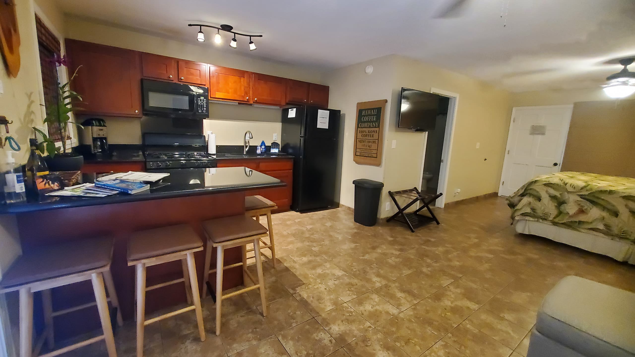 Condo in Kailua-Kona · ★4.94 · Studio · 2 beds · 1 private bath - Image 2
