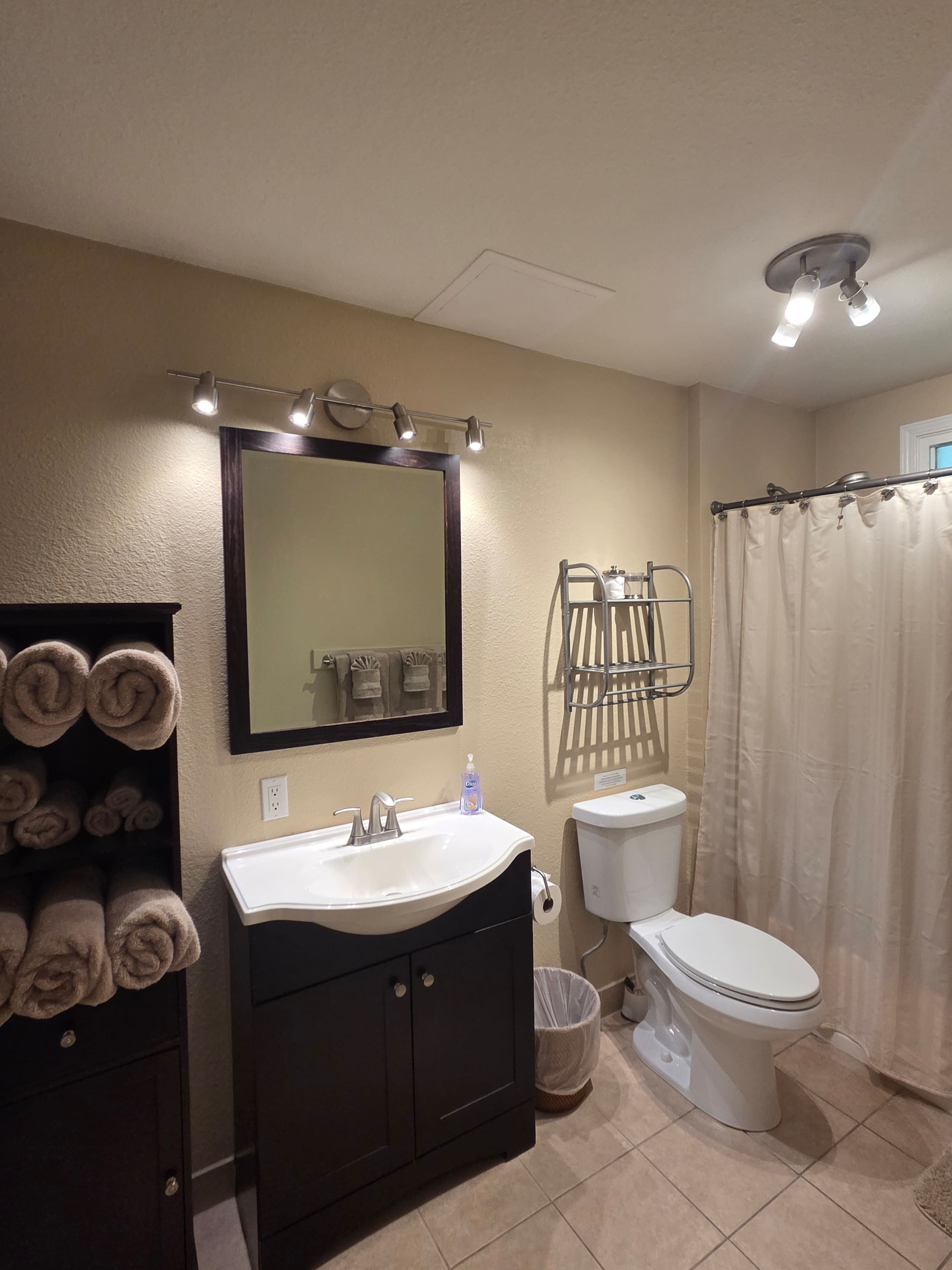 Condo in Kailua-Kona · ★4.94 · Studio · 2 beds · 1 private bath - Image 11