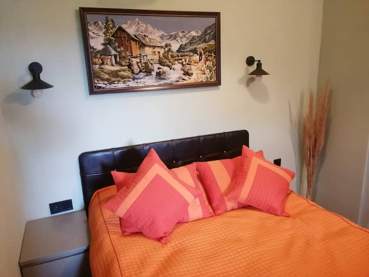 Naša kuća je u konceptu studio apartmana. Vidljiv je prostor za spavanje.