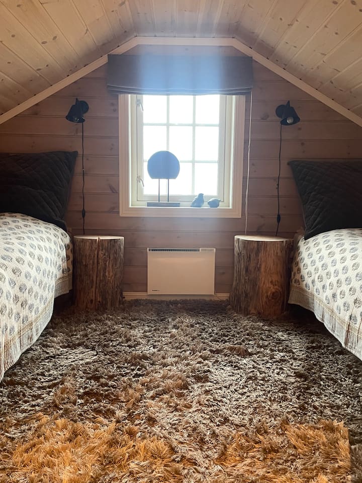 მე-2 სართულის საძინებელი 2x90 საწოლით