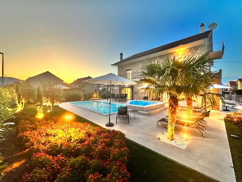 Sunset Poolfield Villa