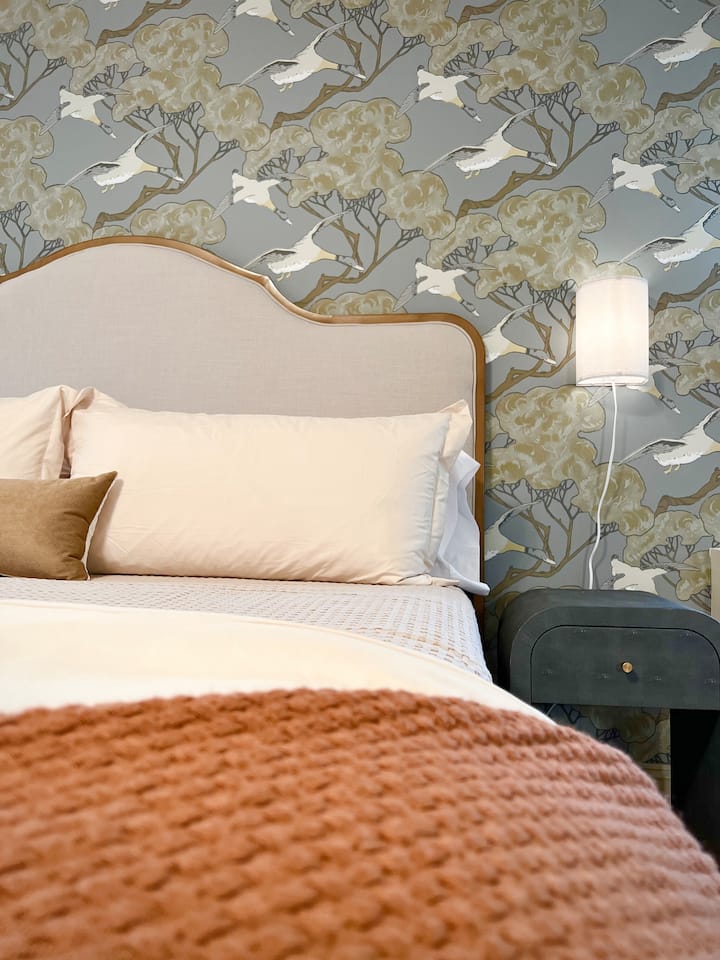 Amplio dormitorio tamaño king con vistas tranquilas y baño privado