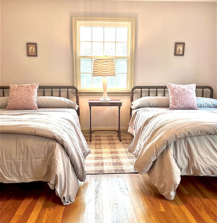 El dormitorio de la Provenza tiene capacidad para 4 personas con 2 camas de husillo completo/doble.  Armario de almacenamiento con varilla y cajones. 