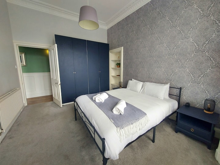 Priestranná hlavná spálňa s pohodlnou manželskou posteľou a dvojitým šatníkom.