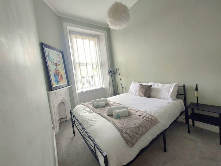 Druhá spálňa s manželskou posteľou a vyhradeným pracovným priestorom.