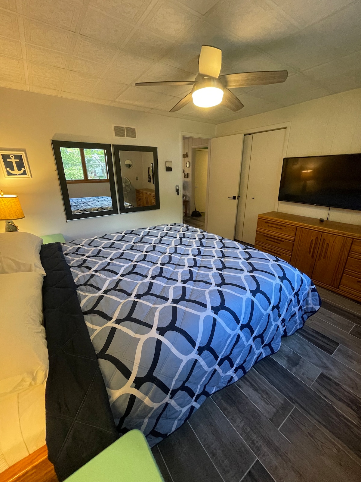 Dhoma e gjumit ka pamje të pjesshme nga uji.