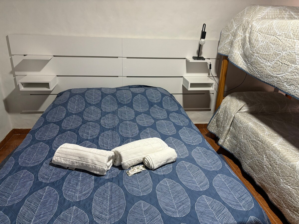 La habitación cuenta con una cama doble y una cucheta (dos camas de una plaza)
TV S-Mart
Calefactor para un lugar más cálido y un mejor descanso
Toalla, toallon, jabón de tocador
Mantas adicionales en caso de que se requieran