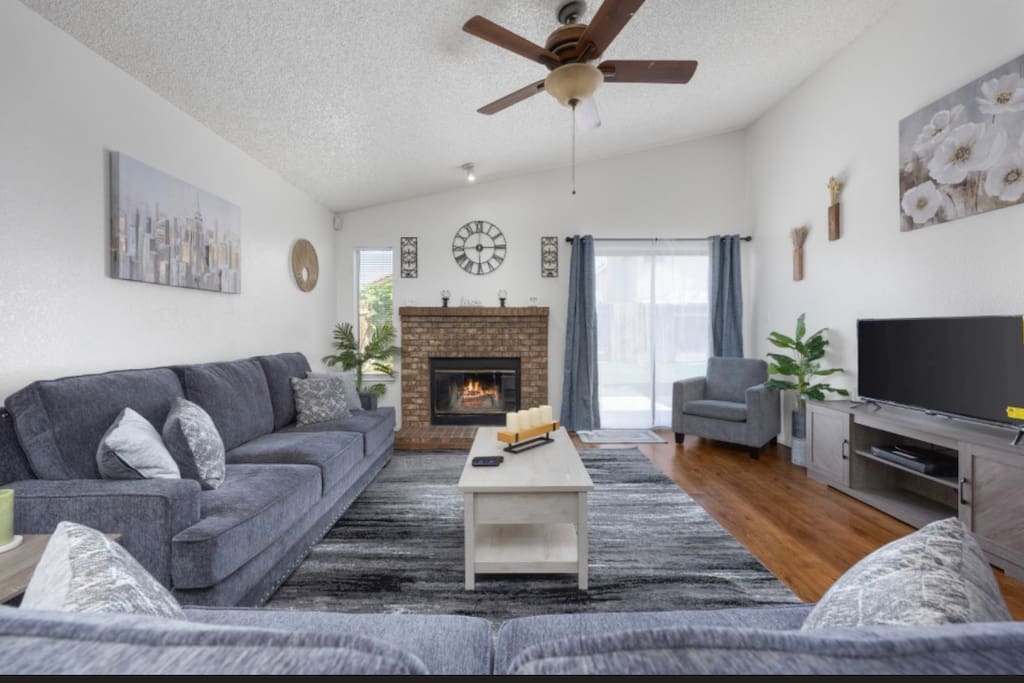 Airbnb 3BR/2BA Serene Oasis: Office*Yard*Modern Elegance