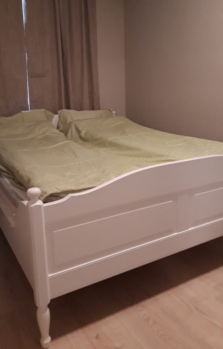 Camera da letto con letto matrimoniale e ampio armadio con ante scorrevoli