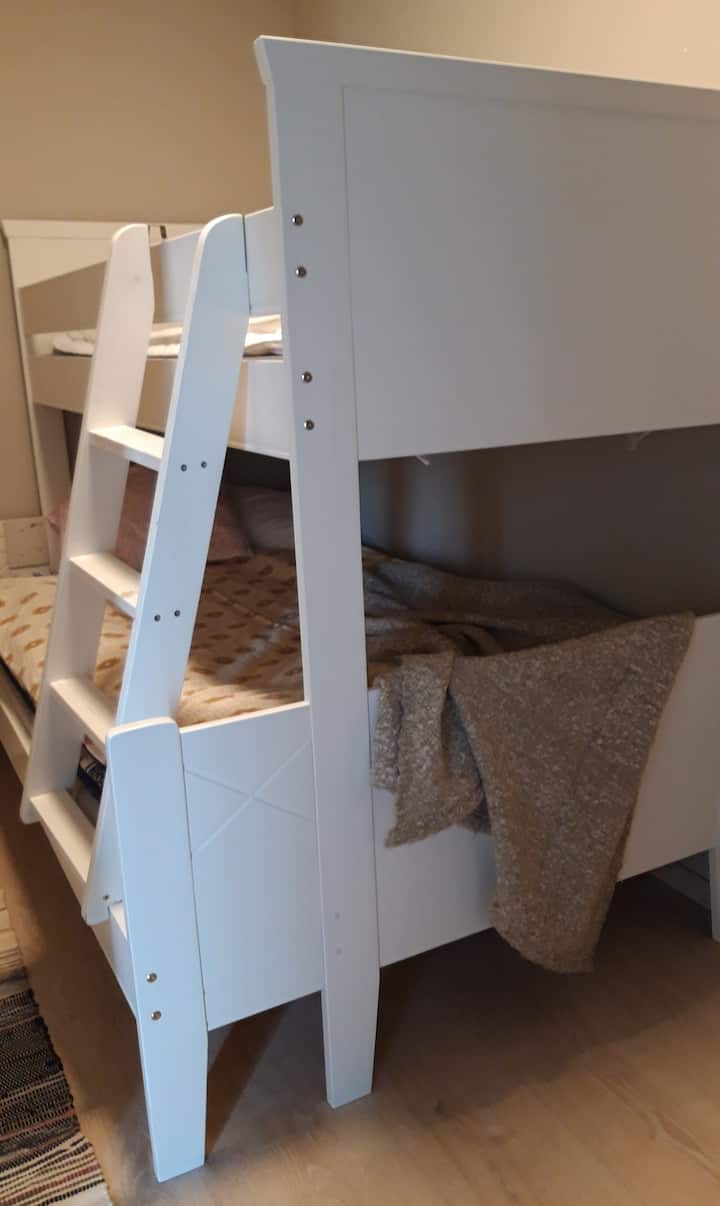 Cameretta con un letto a castello e una cassettiera