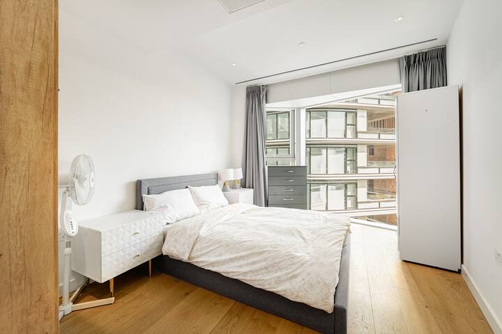 Spacious 3-bedroom with stunning Battersea views gallery image 4