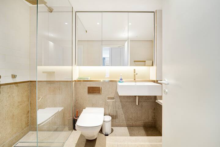 Spacious 3-bedroom with stunning Battersea views gallery image 5