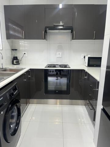 Summer grove, Beautiful 3 beds house Parklands gallery image 3