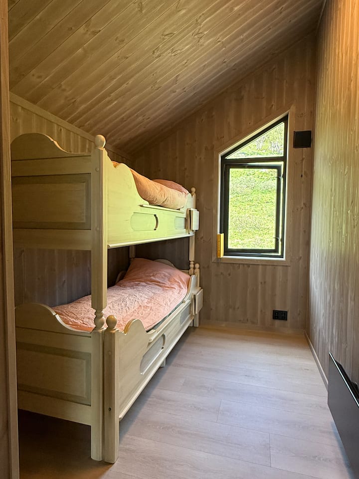 Slaapkamer op de 2e verdieping met een stapelbed voor het gezin. Door het bed uit te trekken, wordt het een tweepersoonsbed naar beneden (150 cm) en een eenpersoonsbed naar boven (75 cm). Beddengoed kan gehuurd worden op aanvraag.