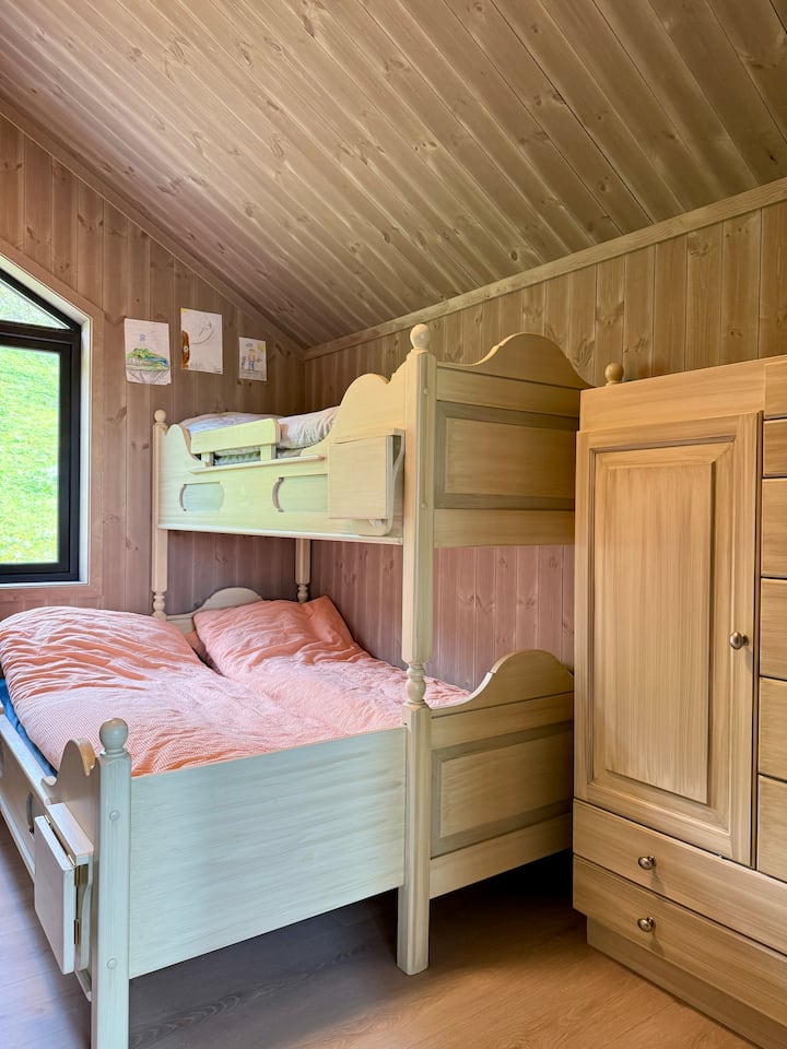 Slaapkamer op de 2e verdieping met een stapelbed voor het gezin. Familie stapelbed met tweepersoonsbed beneden (150 cm) en eenpersoonsbed boven (75 cm). Het bed beneden kan worden ingeschoven tot een eenpersoonsbed. Beddengoed kan gehuurd worden op aanvraag.