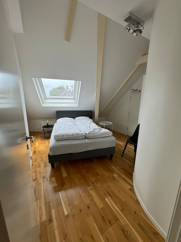 مخرج الطوارئ في غرفة النوم هذه، يجب قفل الباب عند مغادرة الشقة.