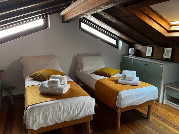 רצפת עליית גג עם 2 מיטות יחיד, טלוויזיה בלווין חכמה, חדר רחצה, מיזוג אוויר 