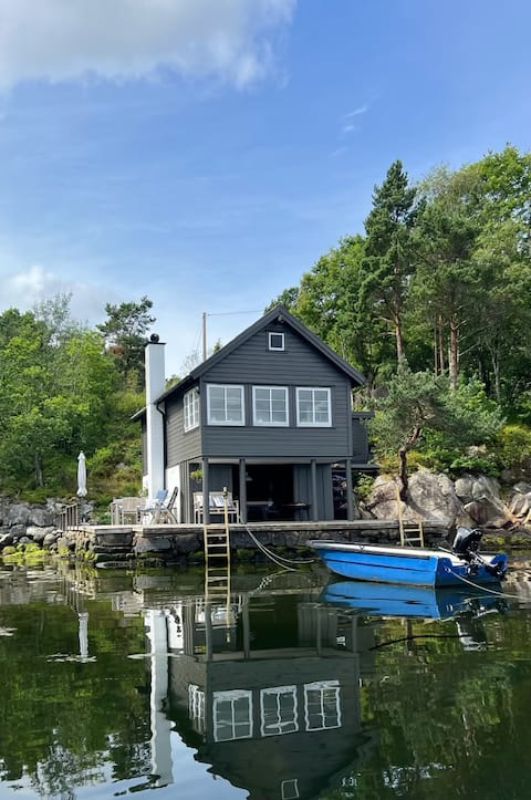 Idyllic cabin at the seaside. Boat w/motor and SUP.